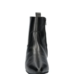 Deze zwarte enkellaarjes passen bij elke look en kunnen super makkelijk gecombineerd worden