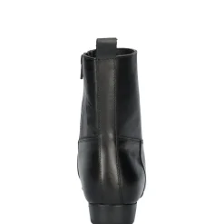 Deze zwarte enkellaarjes passen bij elke look en kunnen super makkelijk gecombineerd worden