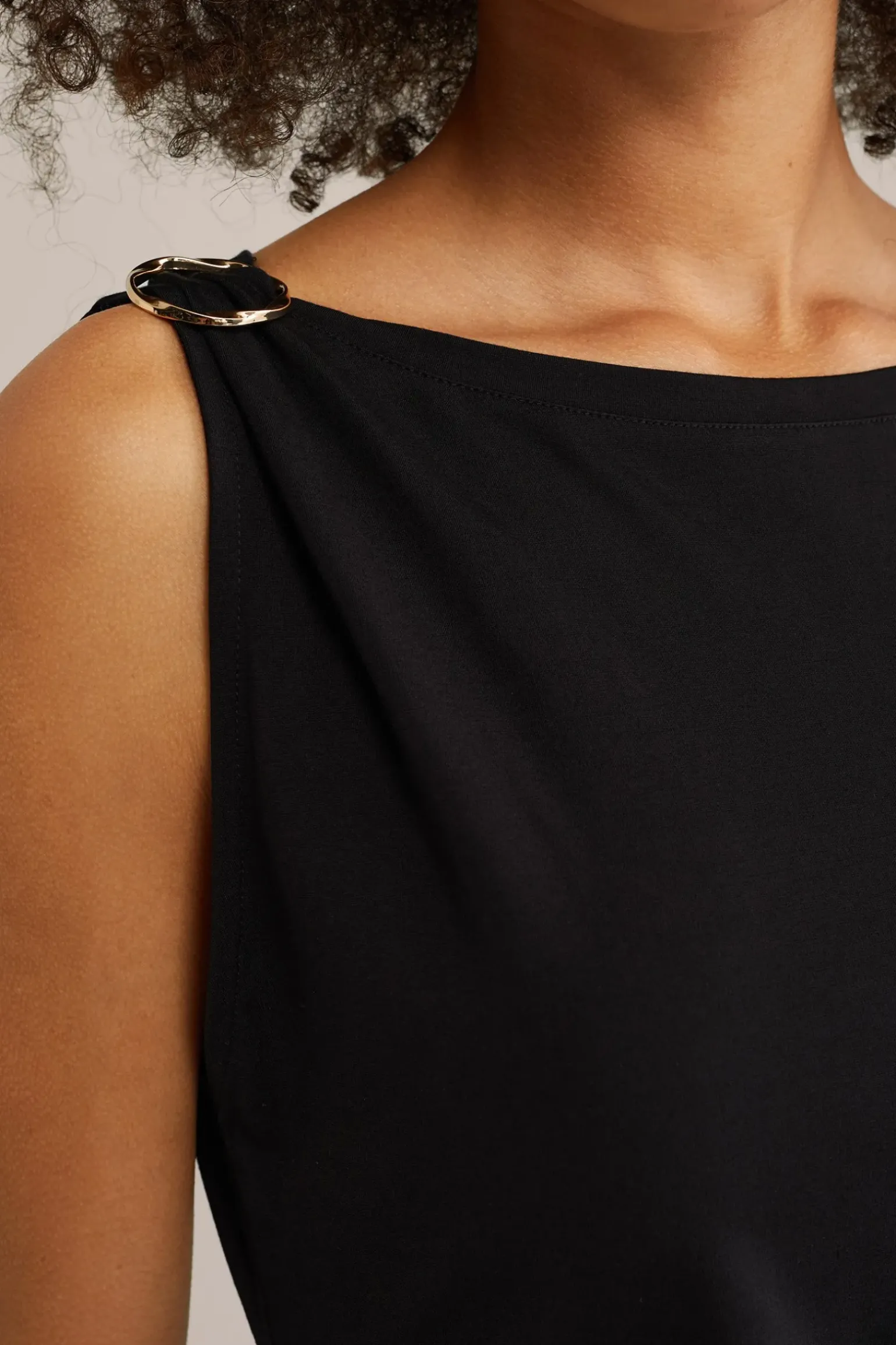jersey jurk met gouden accenten