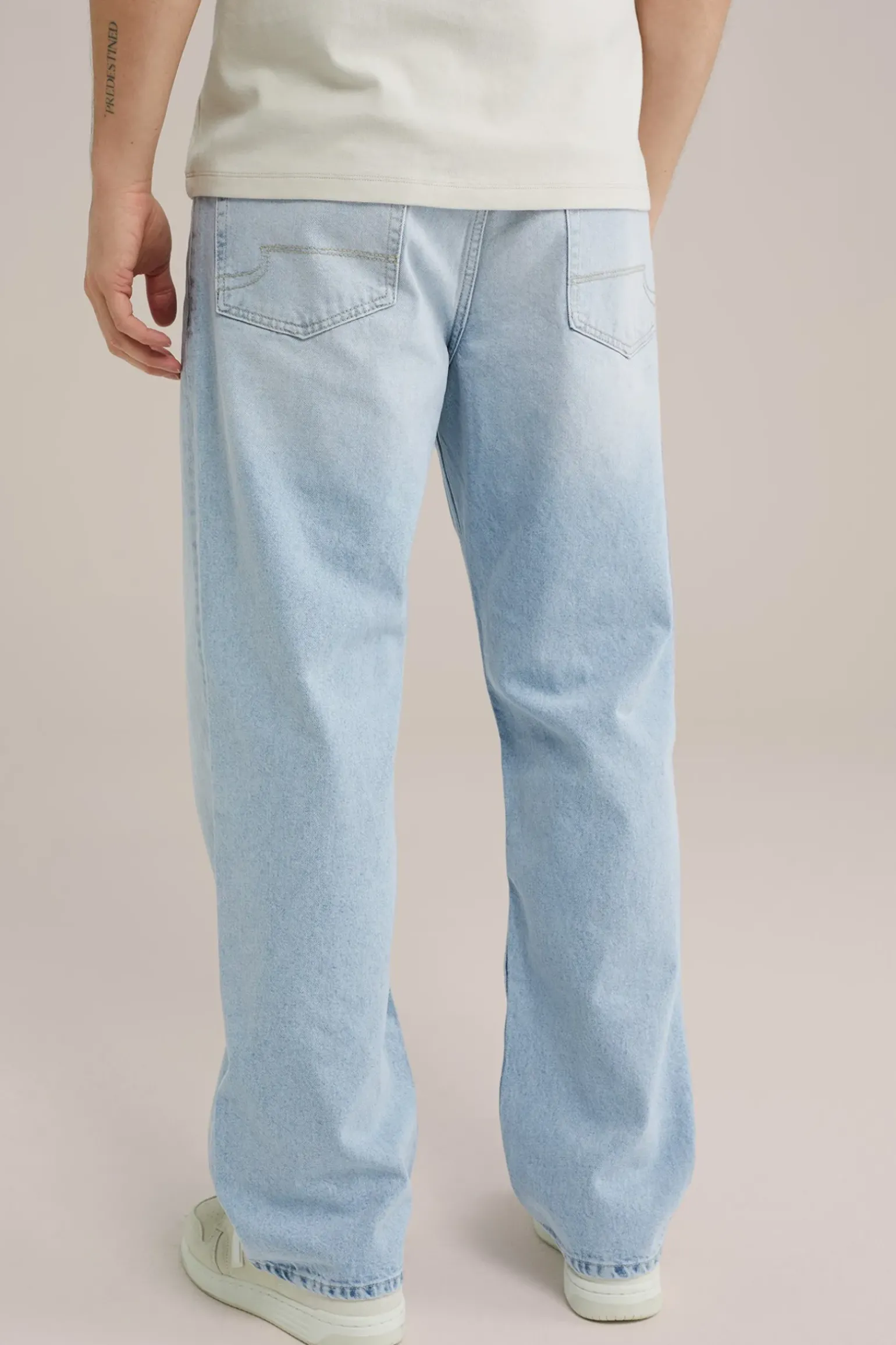 loose fit jeans