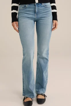 Mid rise bootcut jeans met superstretch