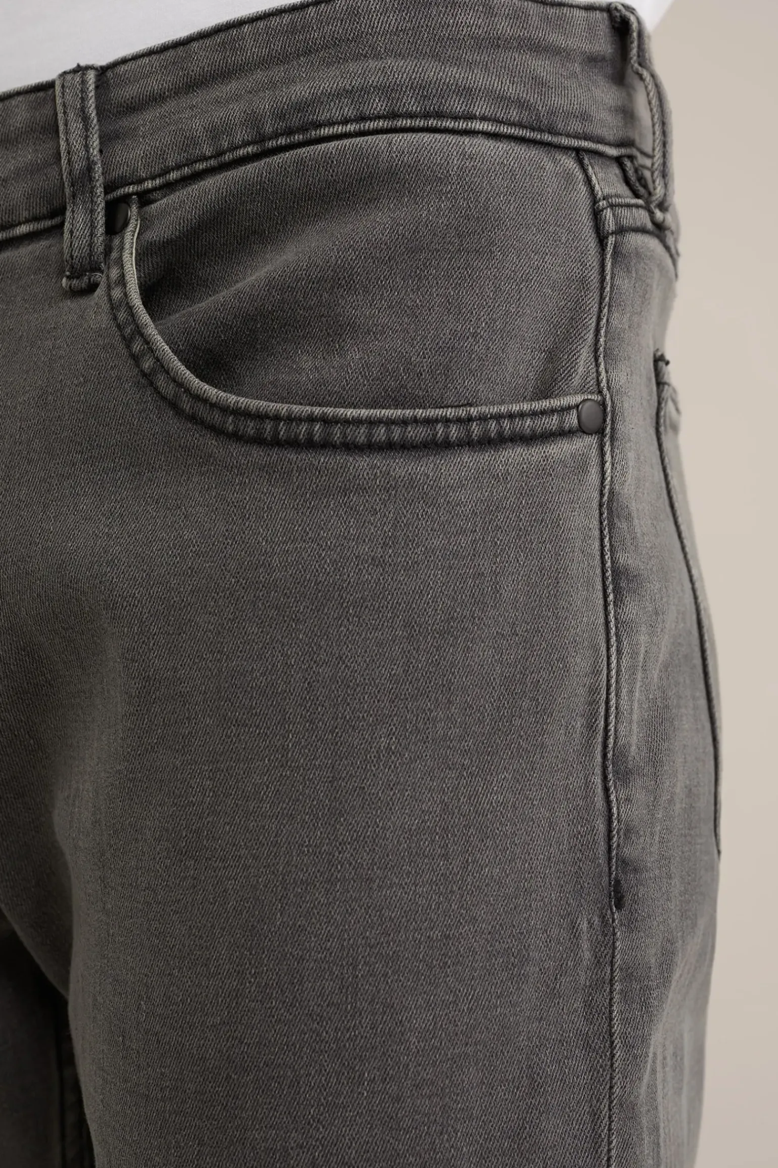 Rain ready slim fit jeans met medium stretch