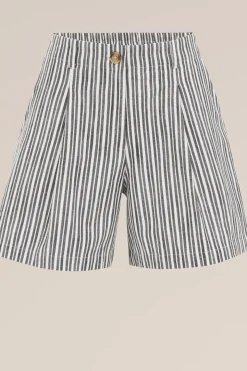 relaxed fit short