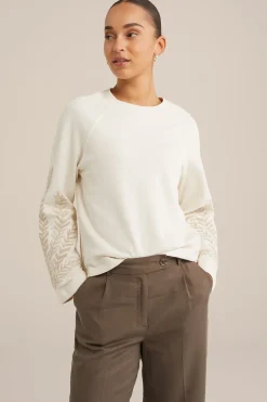 trui met embroideries