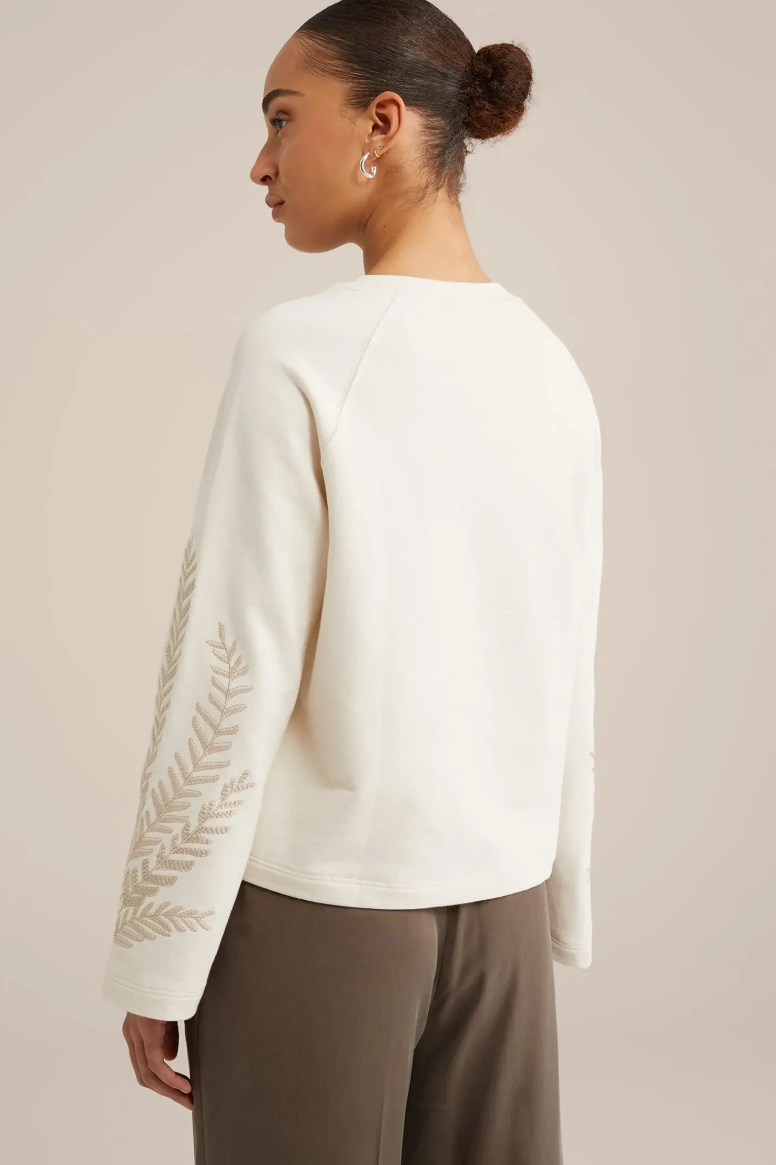trui met embroideries