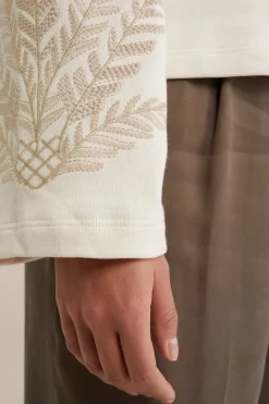trui met embroideries
