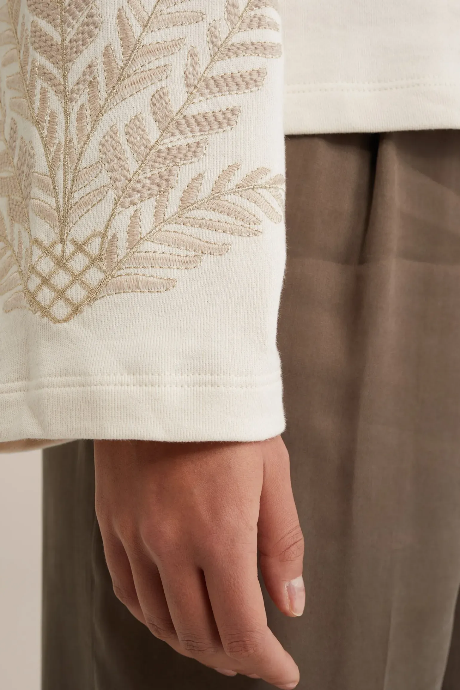 trui met embroideries